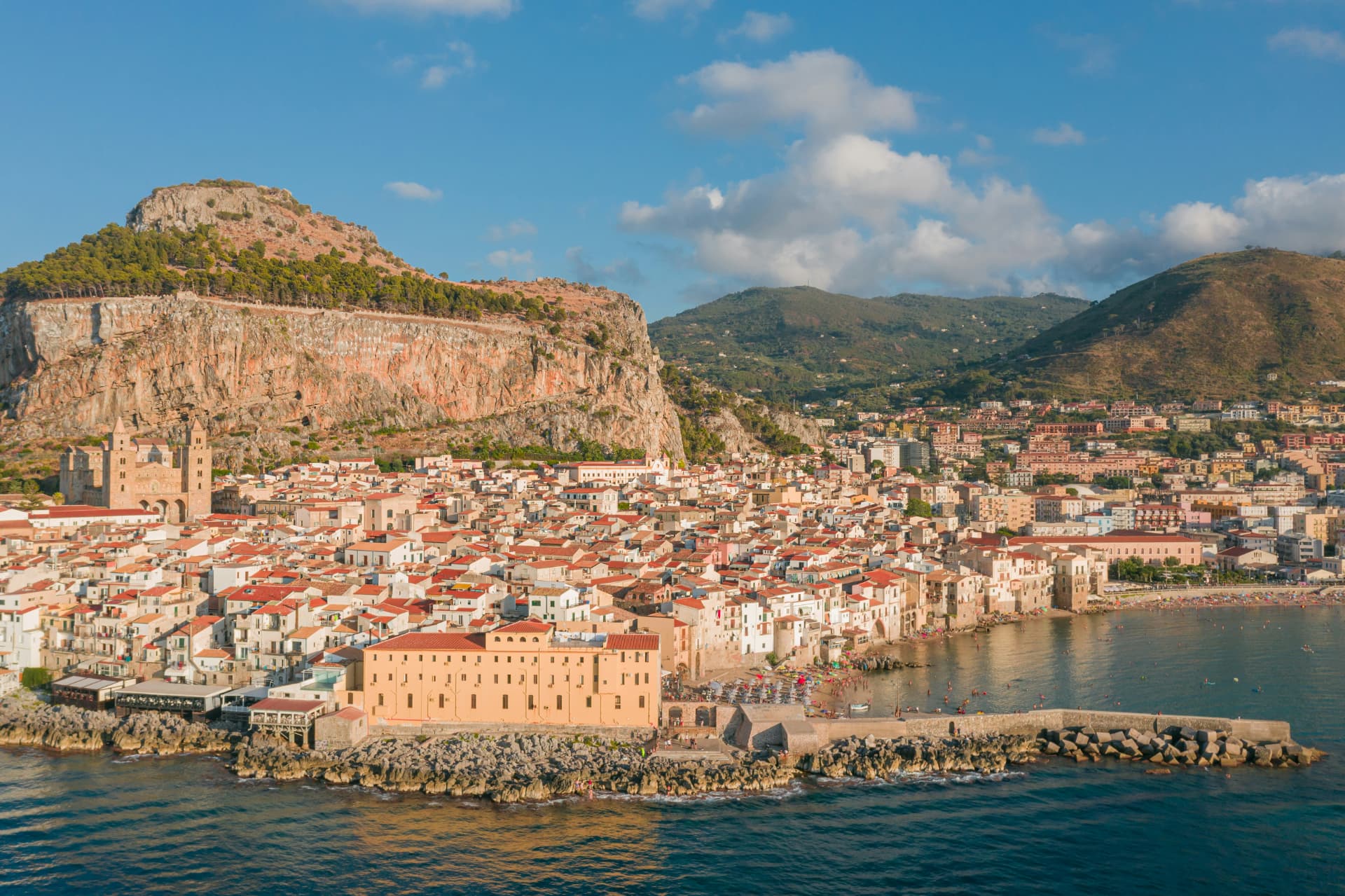 Veduta aerea panoramica di Cefalù sul mare con il centro storico e la Rocca